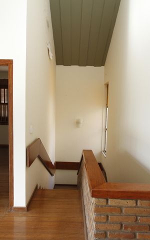 Casa para alugar com 390m², 5 quartos e 4 vagasEscada