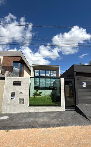 Casa de condomínio à venda com 248m², 3 quartos e 2 vagas Casa de condomínio à venda com 248m², 3 quartos e 2 vagasFachada