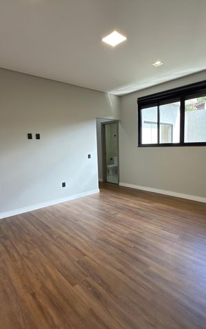 Casa de condomínio à venda com 248m², 3 quartos e 2 vagas Casa de condomínio à venda com 248m², 3 quartos e 2 vagasQuarto 03