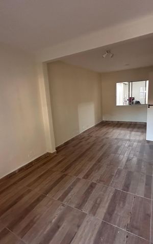Casa à venda com 140m², 4 quartos e 2 vagas Casa à venda com 140m², 4 quartos e 2 vagasSala