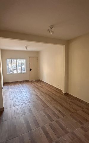 Casa à venda com 140m², 4 quartos e 2 vagas Casa à venda com 140m², 4 quartos e 2 vagasSala