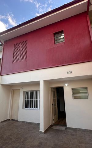 Casa à venda com 140m², 4 quartos e 2 vagas Casa à venda com 140m², 4 quartos e 2 vagasFachada