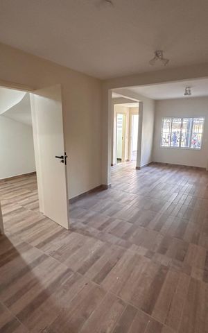 Casa à venda com 140m², 4 quartos e 2 vagas Casa à venda com 140m², 4 quartos e 2 vagasSala