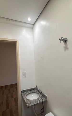 Casa à venda com 140m², 4 quartos e 2 vagas Casa à venda com 140m², 4 quartos e 2 vagasBanheiro 1