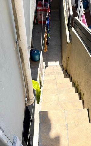Casa à venda com 86m², 2 quartos e 1 vaga Casa à venda com 86m², 2 quartos e 1 vagaEscada para o Quarto 2