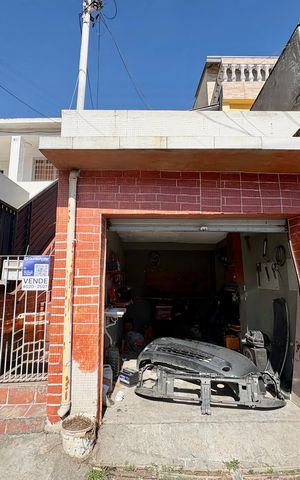 Casa à venda com 86m², 2 quartos e 1 vaga Casa à venda com 86m², 2 quartos e 1 vagaFachada