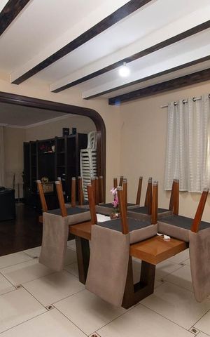 Casa à venda com 725m², 4 quartos e 6 vagas Casa à venda com 725m², 4 quartos e 6 vagasSala de Jantar