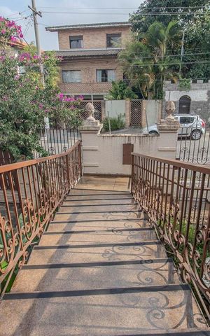 Casa à venda com 725m², 4 quartos e 6 vagas Casa à venda com 725m², 4 quartos e 6 vagasVaranda