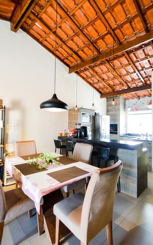 Casa à venda com 200m², 3 quartos e 2 vagasSala