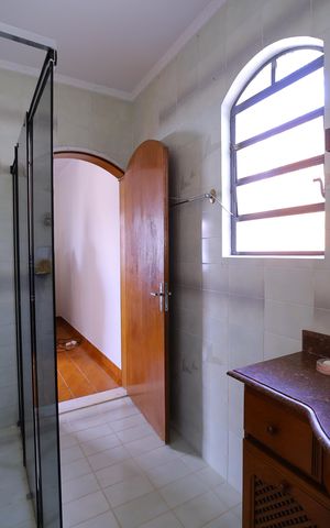 Casa à venda com 331m², 3 quartos e 5 vagasBanheiro do Quarto 1