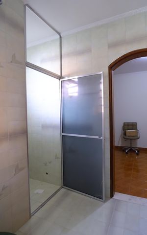 Casa à venda com 331m², 3 quartos e 5 vagasBanheiro do Quarto 2