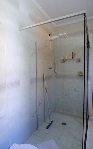 Casa à venda com 331m², 3 quartos e 5 vagasBanheiro do Quarto 1