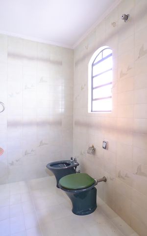 Casa à venda com 331m², 3 quartos e 5 vagasBanheiro do Quarto 2