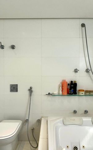 Apartamento à venda com 273m², 3 quartos e 2 vagas Apartamento à venda com 273m², 3 quartos e 2 vagasBanheiro da Suíte 2