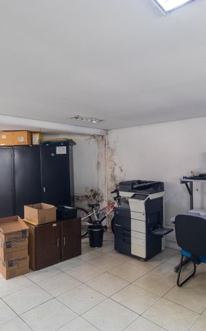 Casa à venda com 360m², 3 quartos e 2 vagas Casa à venda com 360m², 3 quartos e 2 vagasEscritório anexo