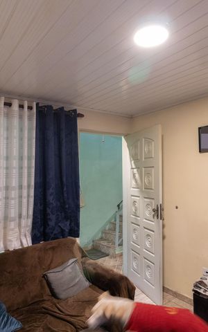 Casa à venda com 100m², 4 quartos e 2 vagas Casa à venda com 100m², 4 quartos e 2 vagasSala