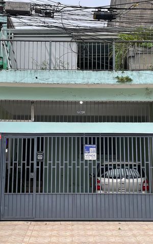 Casa à venda com 100m², 4 quartos e 2 vagas Casa à venda com 100m², 4 quartos e 2 vagasFachada + Placa