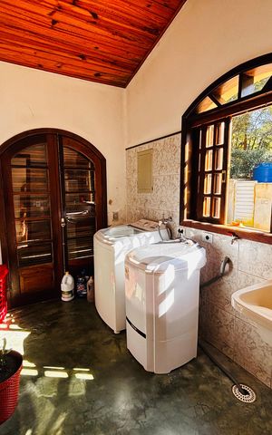 Casa à venda com 600m², 4 quartos e 6 vagas Casa à venda com 600m², 4 quartos e 6 vagasLavanderia