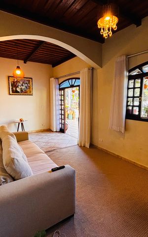 Casa à venda com 600m², 4 quartos e 6 vagas Casa à venda com 600m², 4 quartos e 6 vagasSala