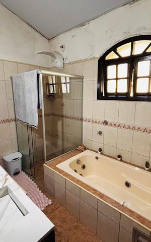 Casa à venda com 600m², 4 quartos e 6 vagas Casa à venda com 600m², 4 quartos e 6 vagasBanheiro
