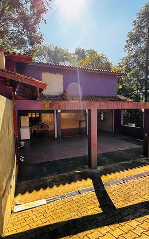 Casa à venda com 600m², 4 quartos e 6 vagas Casa à venda com 600m², 4 quartos e 6 vagasGaragem