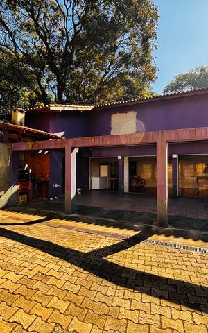 Casa à venda com 600m², 4 quartos e 6 vagas Casa à venda com 600m², 4 quartos e 6 vagasGaragem