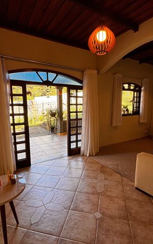 Casa à venda com 600m², 4 quartos e 6 vagas Casa à venda com 600m², 4 quartos e 6 vagasSala