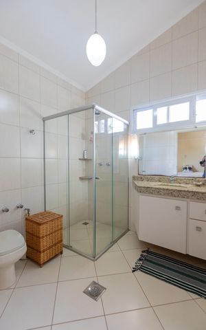 Casa de condomínio à venda com 630m², 6 quartos e 8 vagas Casa de condomínio à venda com 630m², 6 quartos e 8 vagasBanheiro da Suíte 2