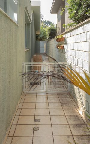 Casa de condomínio à venda com 630m², 6 quartos e 8 vagas Casa de condomínio à venda com 630m², 6 quartos e 8 vagasCorredor Lateral Externo 1