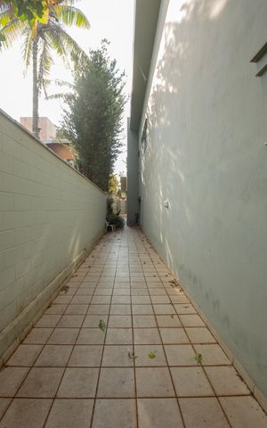 Casa de condomínio à venda com 630m², 6 quartos e 8 vagas Casa de condomínio à venda com 630m², 6 quartos e 8 vagasCorredor Lateral Externo 2