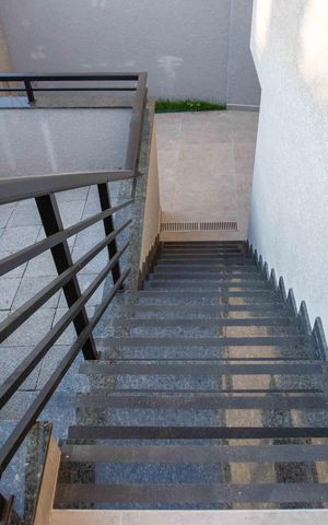 Casa de condomínio à venda com 60m², 2 quartos e 1 vagaEscada