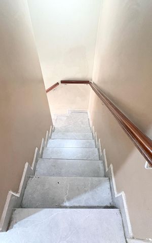 Casa de condomínio à venda com 100m², 2 quartos e 1 vaga Casa de condomínio à venda com 100m², 2 quartos e 1 vagaEscada