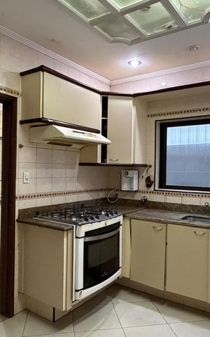 Casa para alugar com 270m², 5 quartos e 5 vagasCozinha 