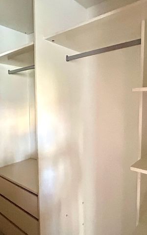 Casa à venda com 159m², 4 quartos e 4 vagas Casa à venda com 159m², 4 quartos e 4 vagasCloset da suíte