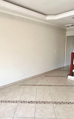 Casa à venda com 159m², 4 quartos e 4 vagas Casa à venda com 159m², 4 quartos e 4 vagasSala