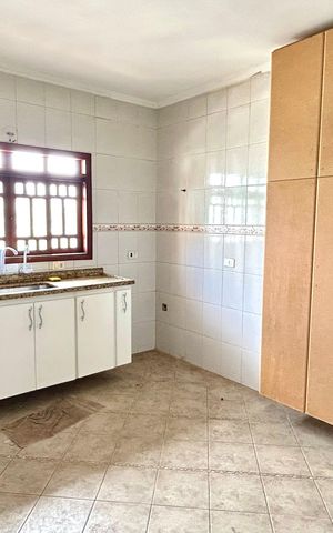 Casa à venda com 159m², 4 quartos e 4 vagas Casa à venda com 159m², 4 quartos e 4 vagasCozinha