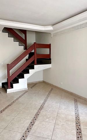 Casa à venda com 159m², 4 quartos e 4 vagas Casa à venda com 159m², 4 quartos e 4 vagasSala