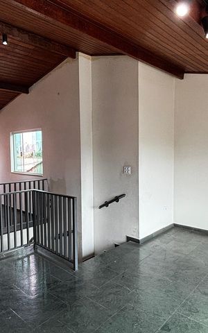 Casa à venda com 198m², 4 quartos e 2 vagas Casa à venda com 198m², 4 quartos e 2 vagasSotão