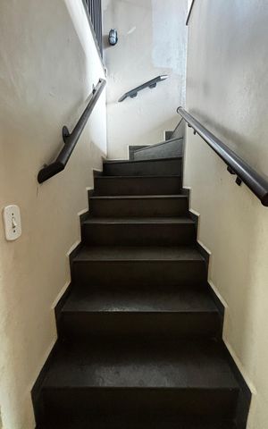 Casa à venda com 198m², 4 quartos e 2 vagas Casa à venda com 198m², 4 quartos e 2 vagasEscada
