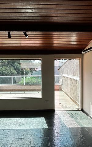Casa à venda com 198m², 4 quartos e 2 vagas Casa à venda com 198m², 4 quartos e 2 vagasSotão