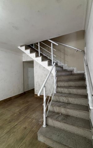 Casa à venda com 198m², 4 quartos e 2 vagas Casa à venda com 198m², 4 quartos e 2 vagasEscada