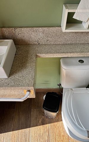 Casa à venda com 198m², 4 quartos e 2 vagas Casa à venda com 198m², 4 quartos e 2 vagasSotão Banheiro