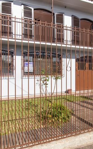 Casa à venda com 280m², 4 quartos e 4 vagasFachada