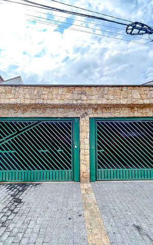 Casa à venda com 300m², 4 quartos e 4 vagasFachada com Plaquinha