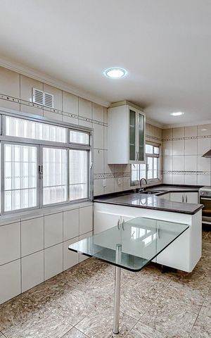 Casa à venda com 300m², 4 quartos e 4 vagasCozinha