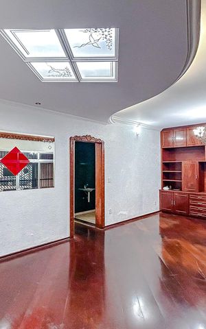 Casa à venda com 300m², 4 quartos e 4 vagasSala