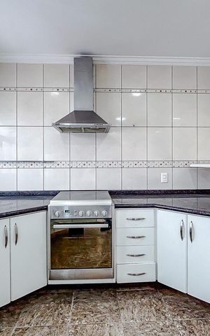 Casa à venda com 300m², 4 quartos e 4 vagasCozinha - Armários