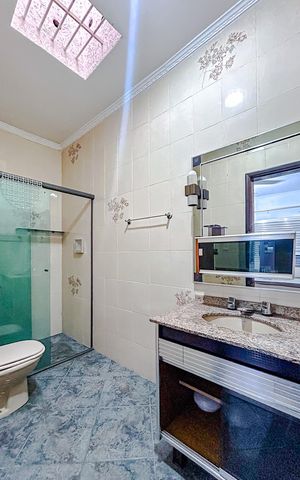 Casa à venda com 300m², 4 quartos e 4 vagasBanheiro da Suíte 1