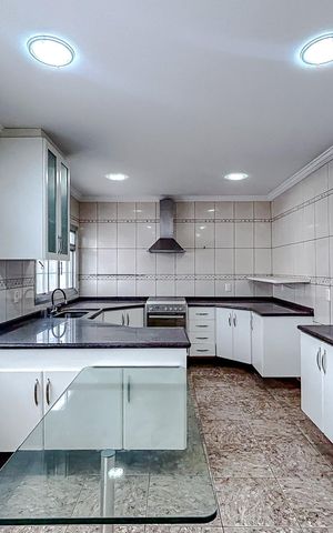 Casa à venda com 300m², 4 quartos e 4 vagasCozinha