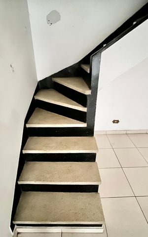Casa à venda com 106m², 3 quartos e 1 vaga Casa à venda com 106m², 3 quartos e 1 vagaEscada